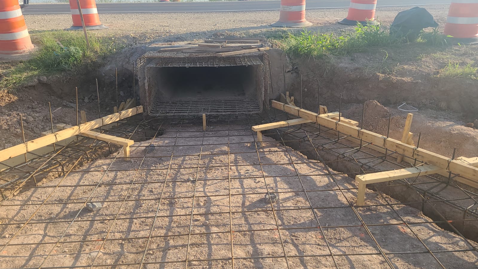 Reinforced concrete formwork in front of a drainage opening